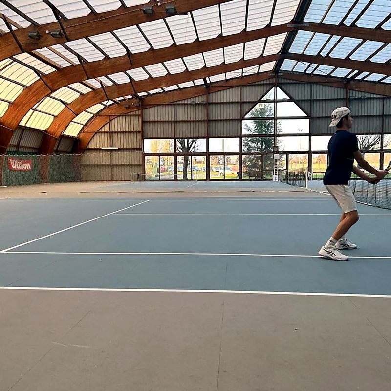 Échange sur un court couvert